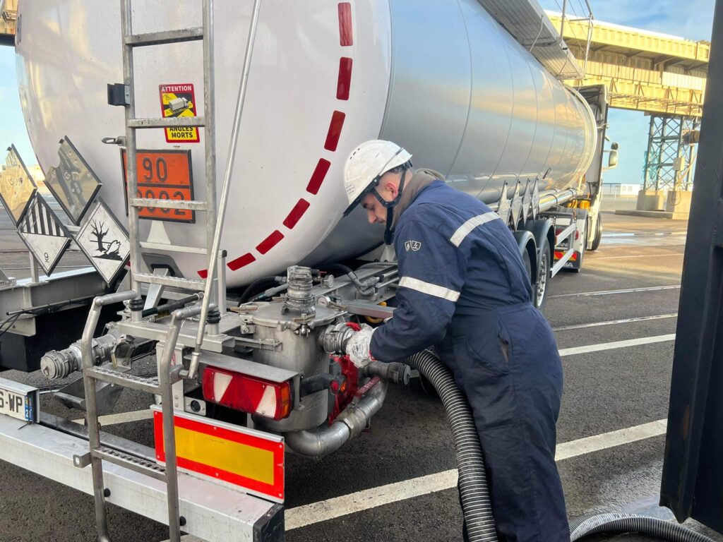 Les Transports Jorland bravent les gros chantiers à Calais (62) pour pomper du fuel lourd sur un cargo.